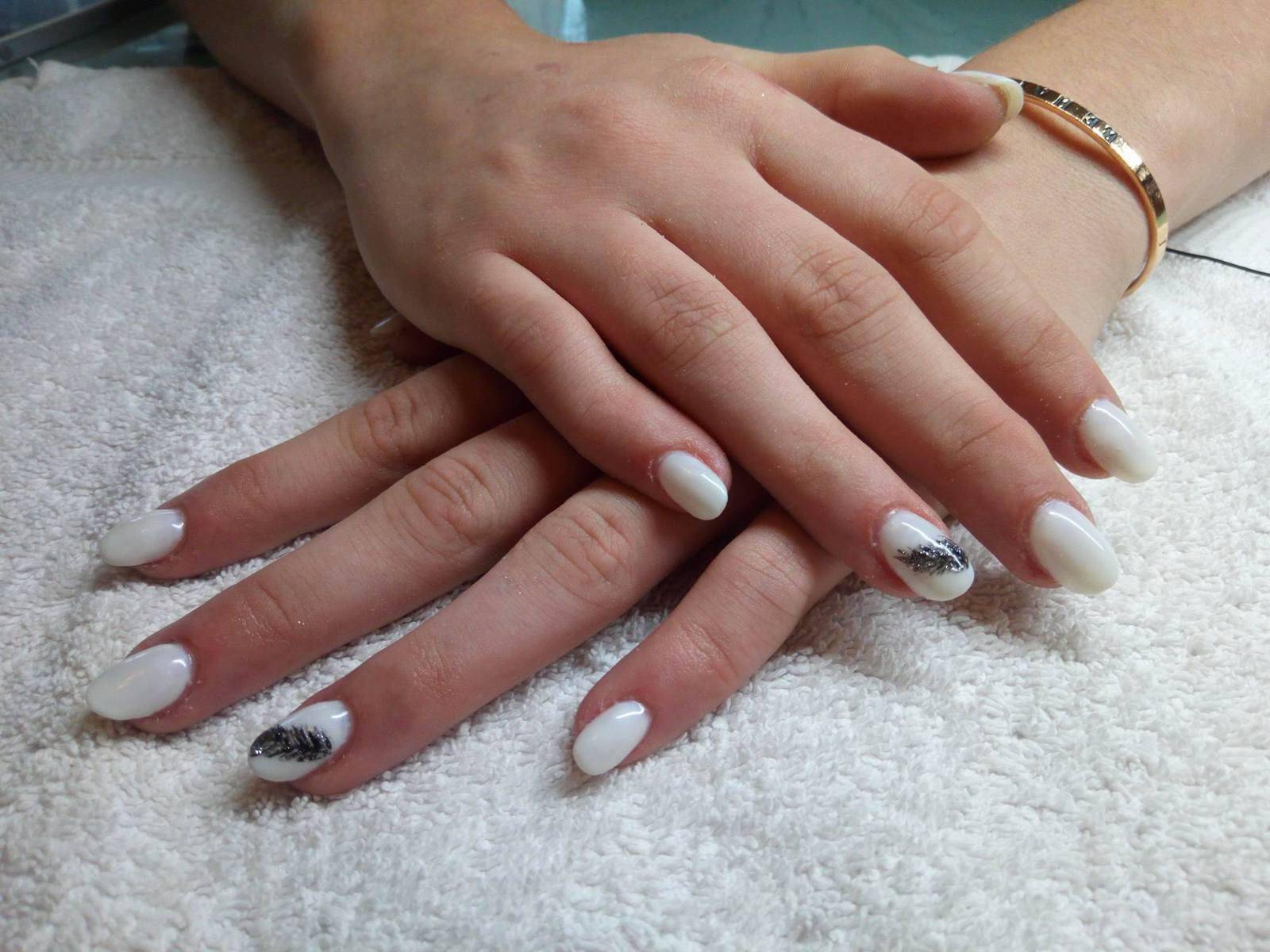 Strass 2 strass offert / à partir du 3ème 0.5 \u20ac , Ongle cassé 4 \u20ac , Semi, permanent 35\u20ac , Gel pieds 43 \u20ac ( French ou couleur) , Dépose seule 13\u20ac